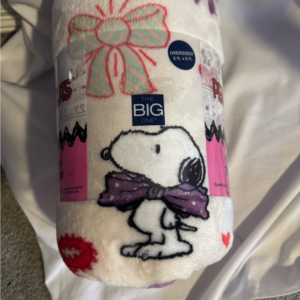 Peanuts Snoopy Valentine plush throw
